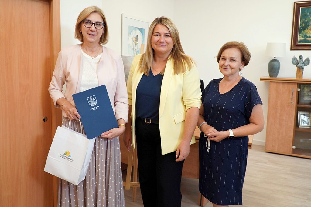 Katarzyna Stronczek Dyrektor Zespołu Szkół Technicznych i Ogólnokształcących MERITUM wraz z Beatą Gałecką, Drugim Zastępcą Prezydenta Miasta Siemianowice Śląskie oraz Anną Sobieraj, Naczelnik Wydziału Edukacji.