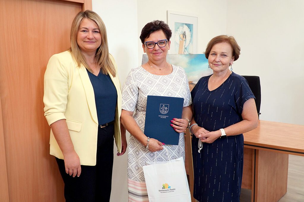 Izabela Kurzyca Dyrektor Szkoły Podstawowej nr 6 im. Fryderyka Chopina wraz z Beatą Gałecką, Drugim Zastępcą Prezydenta Miasta Siemianowice Śląskie oraz Anną Sobieraj, Naczelnik Wydziału Edukacji.