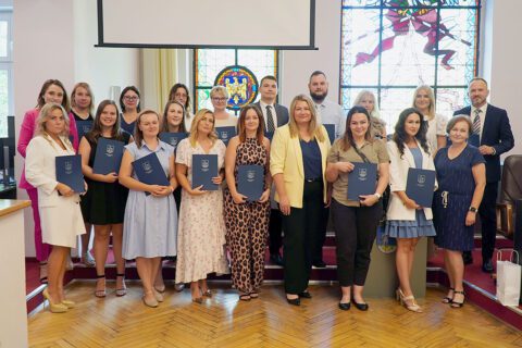 Pamiątkowe zdjęcie nowo mianowanych, siemianowickich nauczycieli.