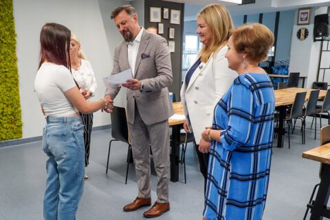 Natalia Ocelok, absolwentka Branżowej Szkoły I stopnia nr 2 im. Św. Jana Pawła II odbiera nagrodę z rąk prezydenta miasta Rafała Piecha.