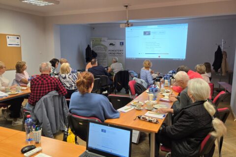 Seniorzy podczas szkolenia w Powiatowym Urzędzie Pracy