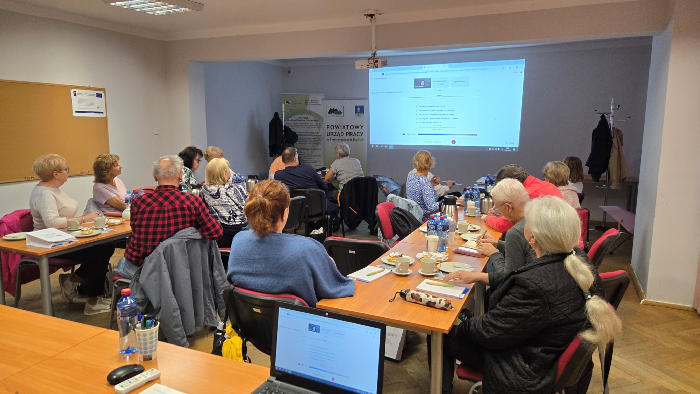 Wiedza i bezpieczeństwo dla siemianowickich Seniorów – udane szkolenie w PUP