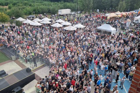 Tłum widzów zgromadzony przed sceną podczas koncertów w Parku Tradycji.