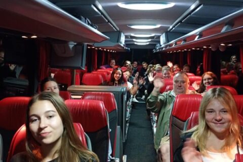 Członkowie zespołu w autokarze