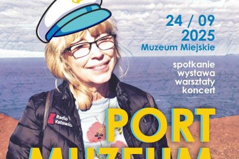 W centralnej części znajduje się uśmiechnięta red. Beata Tomanek w okularach, ubrana w jasny T-shirt i ciemną kurtkę z naszywką „Radio Katowice”. Na głowie ma dorysowaną czapkę marynarską z niebieskim daszkiem i żółtą kotwicą. W tle widać morze i brzeg. Na górze po prawej stronie umieszczono logo „SIEMION MOŻE W MORZE” z rysunkiem ryby nad falami. Poniżej widnieje napis: „24/09/2025 Muzeum Miejskie” - Obok wyszczególniono: „spotkanie, wystawa, warsztaty, koncert” Duży, żółty napis na środku: „PORT MUZEUM” Na dole plakatu znajdują się logotypy organizatorów i partnerów, m.in.: Ministerstwo Kultury i Dziedzictwa Narodowego, Narodowe Centrum Kultury, Dom Kultury+, Współ Kultura vol. 4 oraz Partnerstwo Lokalne „Siemion Może”.