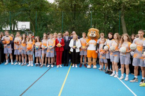 Prezydent miasta Rafał Piech, z-ca prezydenta Beata Gałecka oraz dyrektor szkoły Katarzyna Stronczek wśród uczniów na nowo otwartym boisku wielofunkcyjnym.
