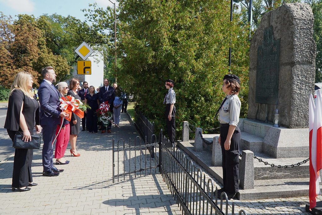 Rafał Piech, Prezydent Miasta Siemianowice Śląskie wraz z zastępcami: Agnieszką Gładysz i Beatą Gałecką oraz Katarzyną Chrapek-Rogowską, skarbnikiem miasta, składają kwiaty pod pomnikiem obrońców Kopalni „Michał” w Michałkowicach.