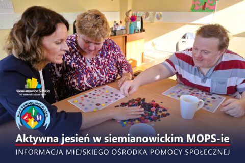 Trzy osoby – dwie kobiety i mężczyzna – siedzą przy drewnianym stole, skupione na układaniu wielu kolorowych guzików na przezroczystych planszach. W tle jasno oświetlona sala z meblami, na stole filiżanki, słodycze i przybory do pisania. Wszyscy zaangażowani i zrelaksowani, budują kreatywną, wspierającą atmosferę.