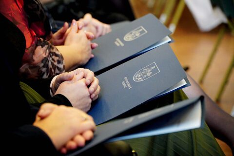 Okolicznościowe gratulacje wręczane siemianowickim nauczycielom z okazji Dnia Edukacji Narodowej.