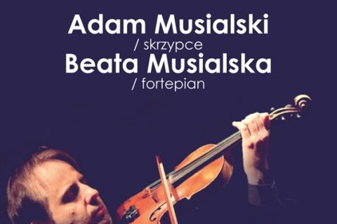 Na granatowym tle ze skrzypcami Adam Musialski