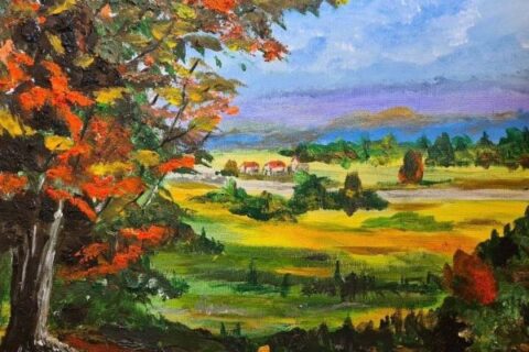 Obraz przedstawia jesienny pejzaż namalowany techniką olejną. Na pierwszym planie, po lewej stronie, znajduje się duże drzewo z grubym pniem. Jego liście mają barwy jesieni — odcienie czerwieni, pomarańczu, żółci i zieleni. Na dalszym planie rozciąga się rozległa, zielono-żółta łąka z kilkoma grupami drzew. W centralnej części widać kilka małych domków z czerwonymi dachami, stojących wśród zieleni.