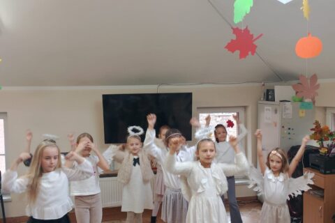 Występ aniołków z SP 6 w DPS-ie