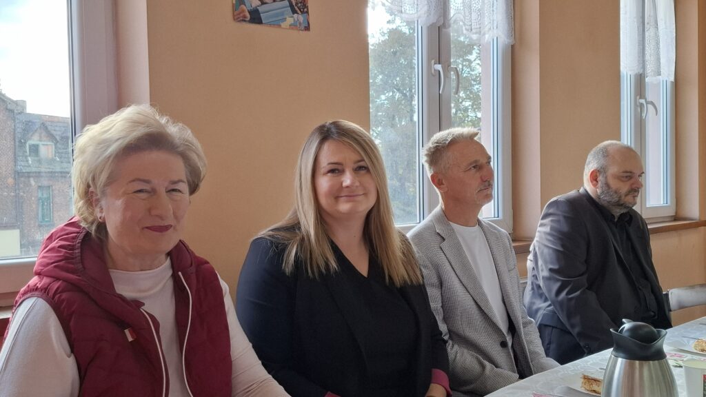 W spotkaniu uczestniczyli  od lewej: Danuta Sobczyk – Radna Miasta Siemianowice Śląskie, Zastępca Prezydenta Miasta Siemianowice Śląskie – Beata Gałecka, Dariusz Rzeźniczek – Kierownik Domu Kultury, Grzegorz Szczygieł – Kierownik MOPS Siemianowice, "Chemik"