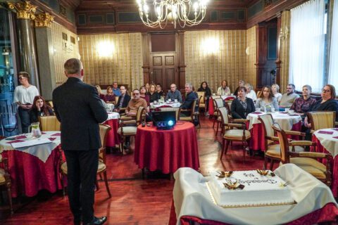 Sekretarz miasta dziękuje koordynatorom projektu podczas rozmowy w sali spotkań. Na pierwszym planie tort "DoGadajmy się"