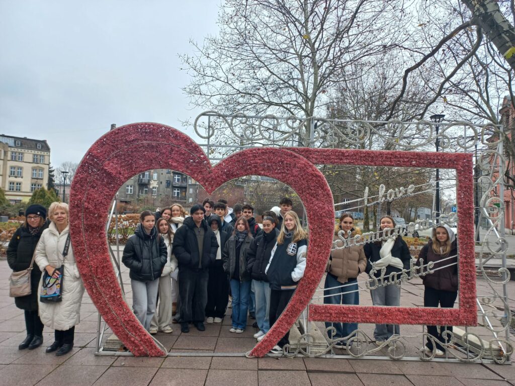 Młodzież podczas spaceru po mieście.