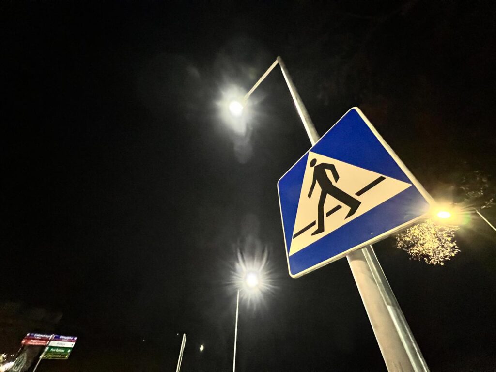 Dodatkowe oświetlenie przejścia dla pieszych i znak drogowy