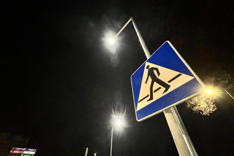 Dodatkowe oświetlenie przejścia dla pieszych i znak drogowy