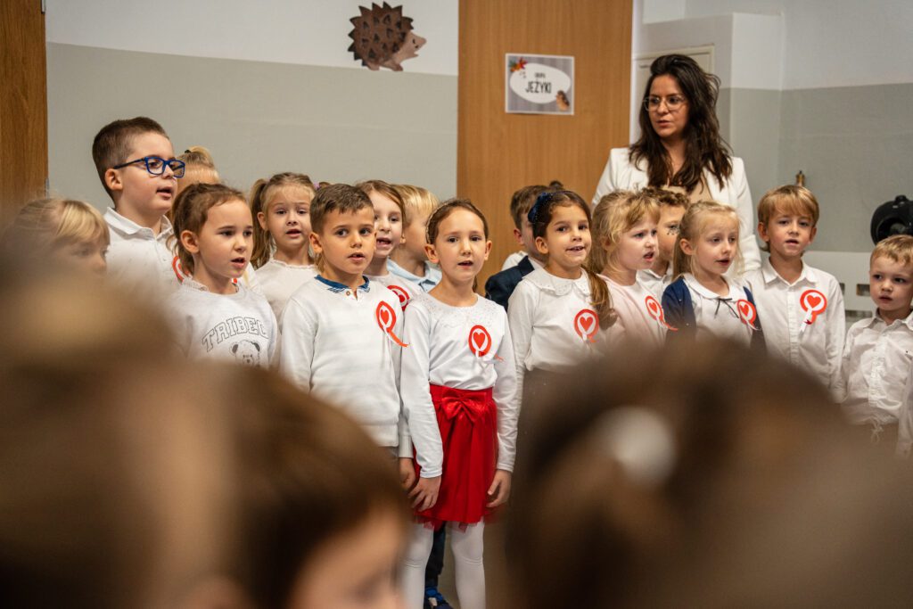 Przedszkolaki śpiewają hymn narodowy