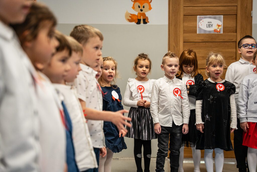 Przedszkolaki śpiewają hymn narodowy
