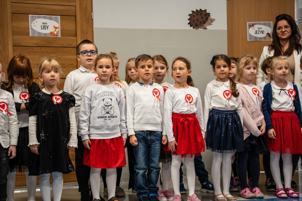 Przedszkolaki śpiewają hymn narodowy