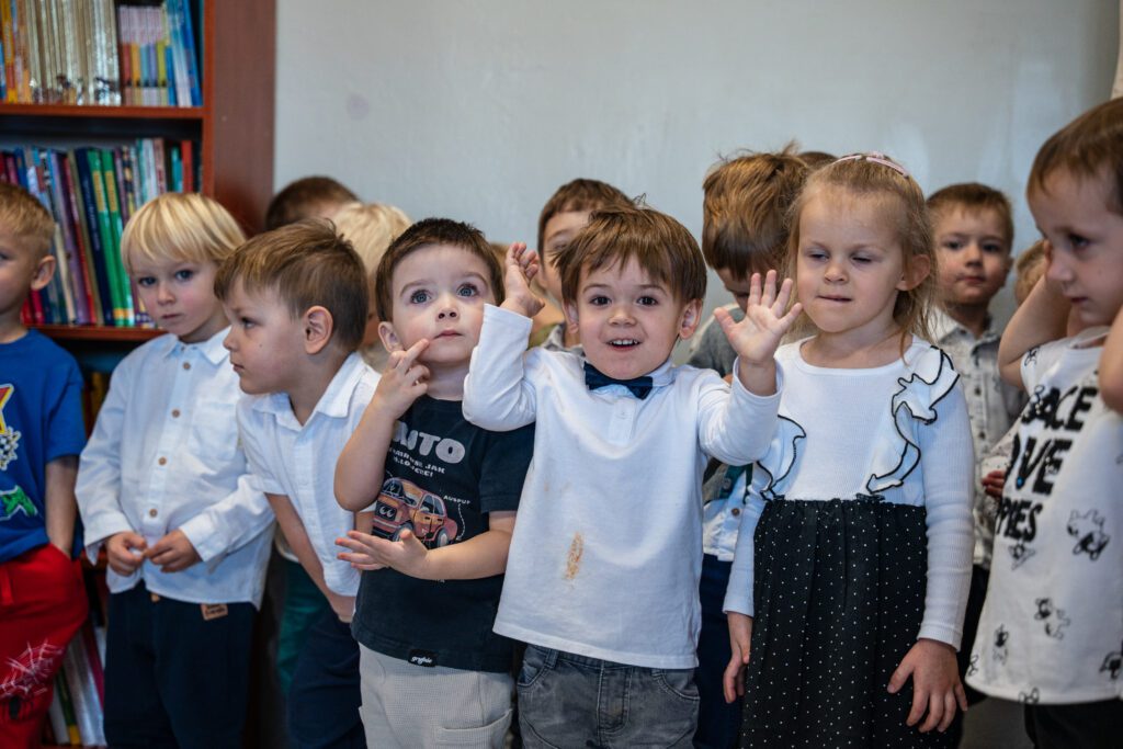 Przedszkolaki śpiewają hymn narodowy
