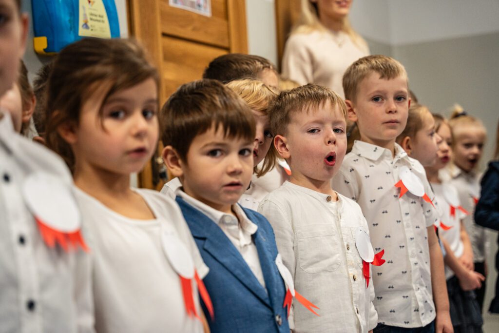 Przedszkolaki śpiewają hymn narodowy