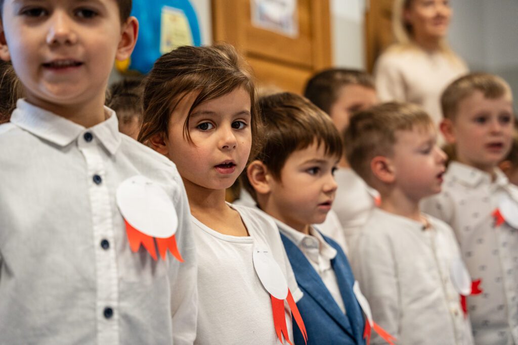 Przedszkolaki śpiewają hymn narodowy