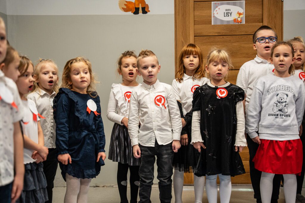 Przedszkolaki śpiewają hymn narodowy