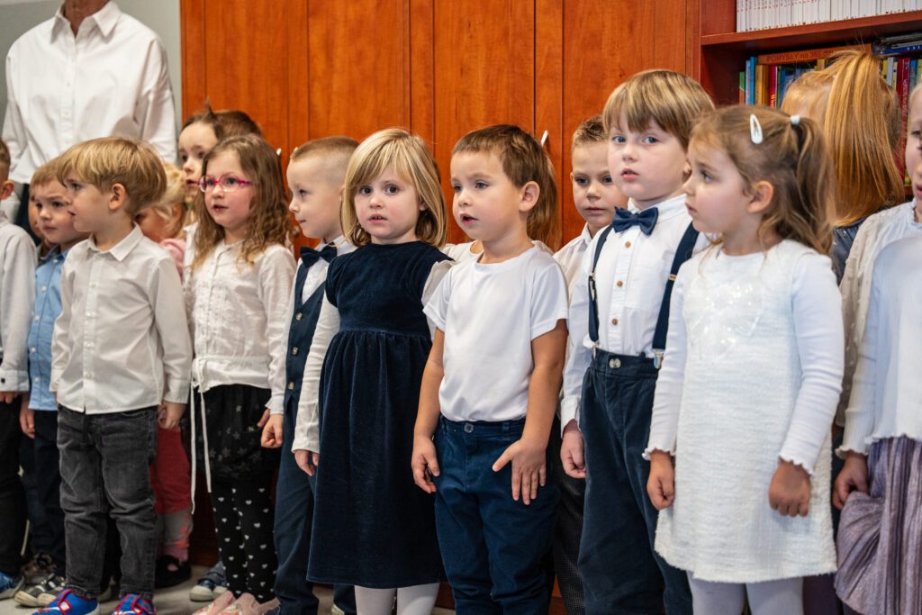 Przedszkolaki śpiewają hymn narodowy