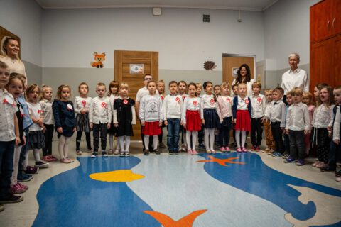 Przedszkolaki śpiewają hymn narodowy