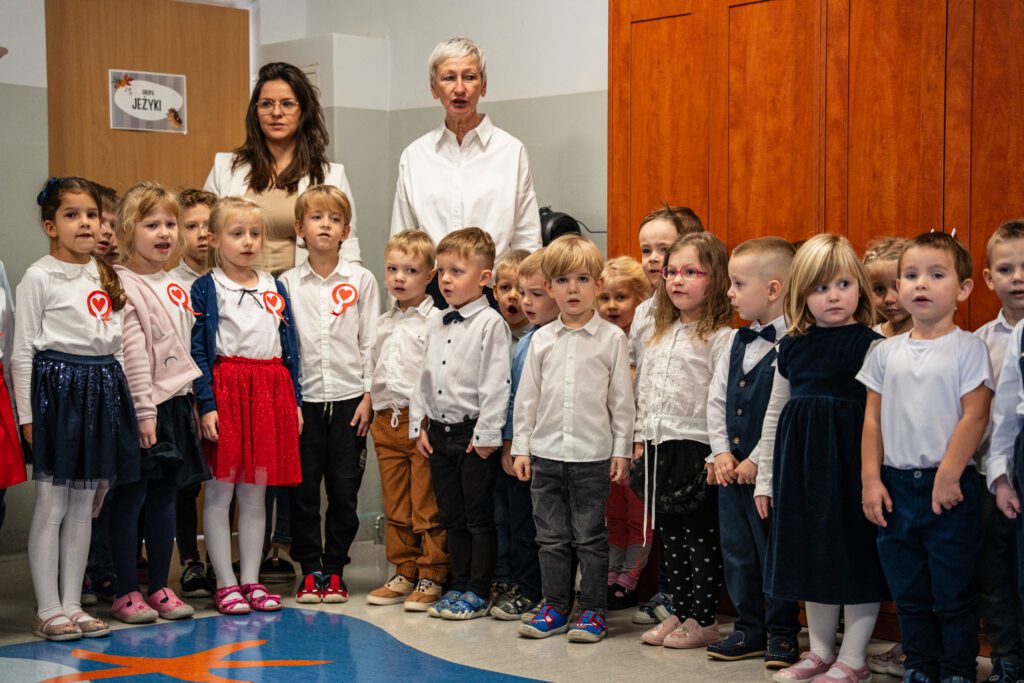 Przedszkolaki śpiewają hymn narodowy