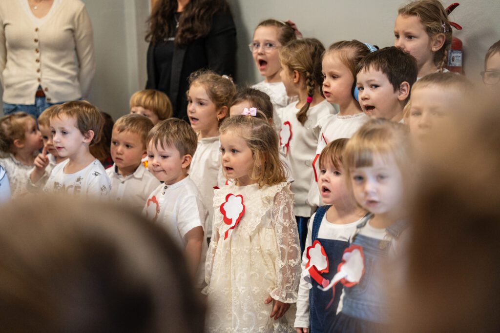 Przedszkolaki śpiewają hymn narodowy