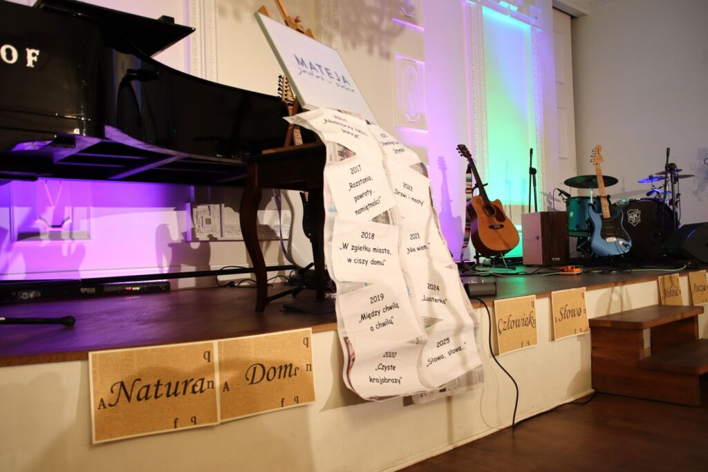 Scena czeka na muzyków