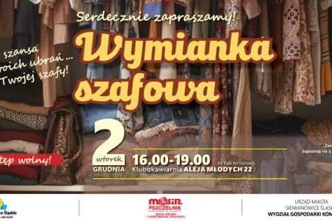 Zdjęcie przedstawia wnętrze dużej, otwartej szafy wypełnionej wiszącymi ubraniami w różnych kolorach i wzorach. Na półkach poniżej ułożone są poskładane swetry i koszule, obok stoi brązowa torebka. W centralnej części grafiki widnieją informacje o wydarzeniu „Wymianka Szafowa”, wraz z datą, godziną, miejscem oraz kodem QR do regulaminu wydarzenia. Atmosfera zdjęcia przywołuje ciepły, domowy klimat i zachęca do porządków w garderobie.