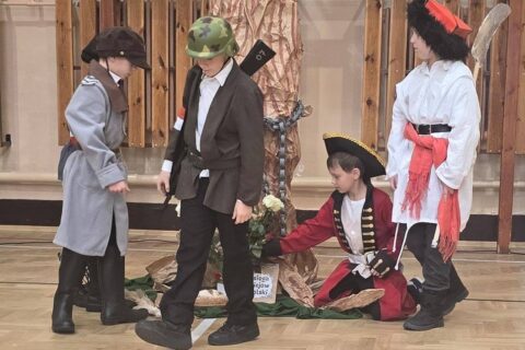 Żołnierze skupieni wokół drzewa symbolizującego odradzającą się Polskę.