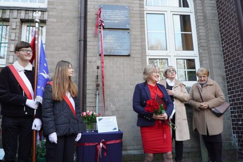 Odsłonięcie pamiątkowej tablicy: Agata Krzysztofik, Dyrektorka I LO im. Jana Śniadeckiego wraz z Anną Michalską i Anielą Graczyk.