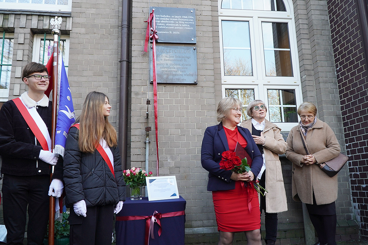Sentymentalna podróż w czasie, czyli odsłonięcie tablicy upamiętniającej siemianowickie Liceum Ekonomiczne