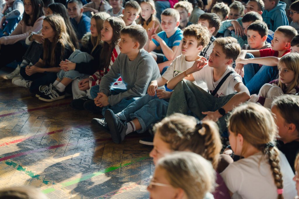 Uczniowie uczestniczący w spotkaniu
