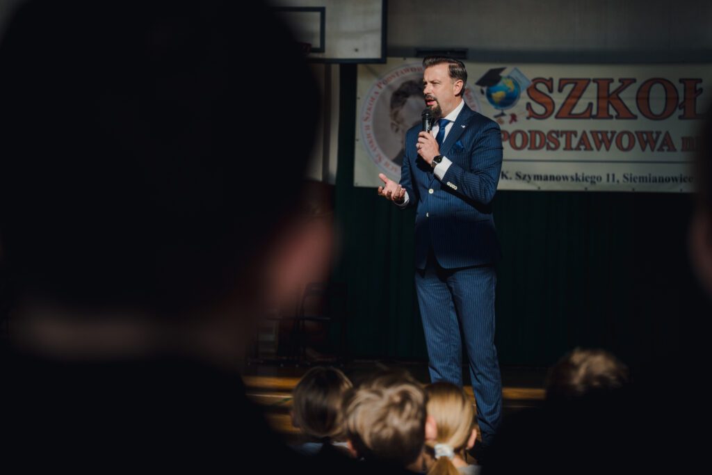 Prezydent Rafał Piech rozmawia z młodzieżą