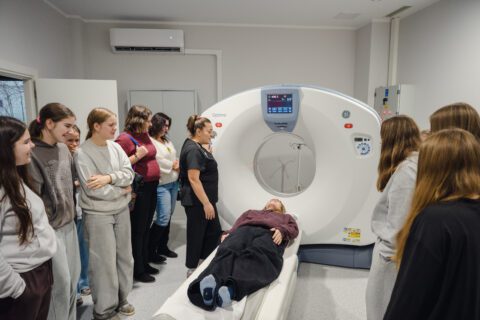 Uczestnicy Akademii Przedsiębiorczości podczas zwiedzania szpitala NEFROLUX