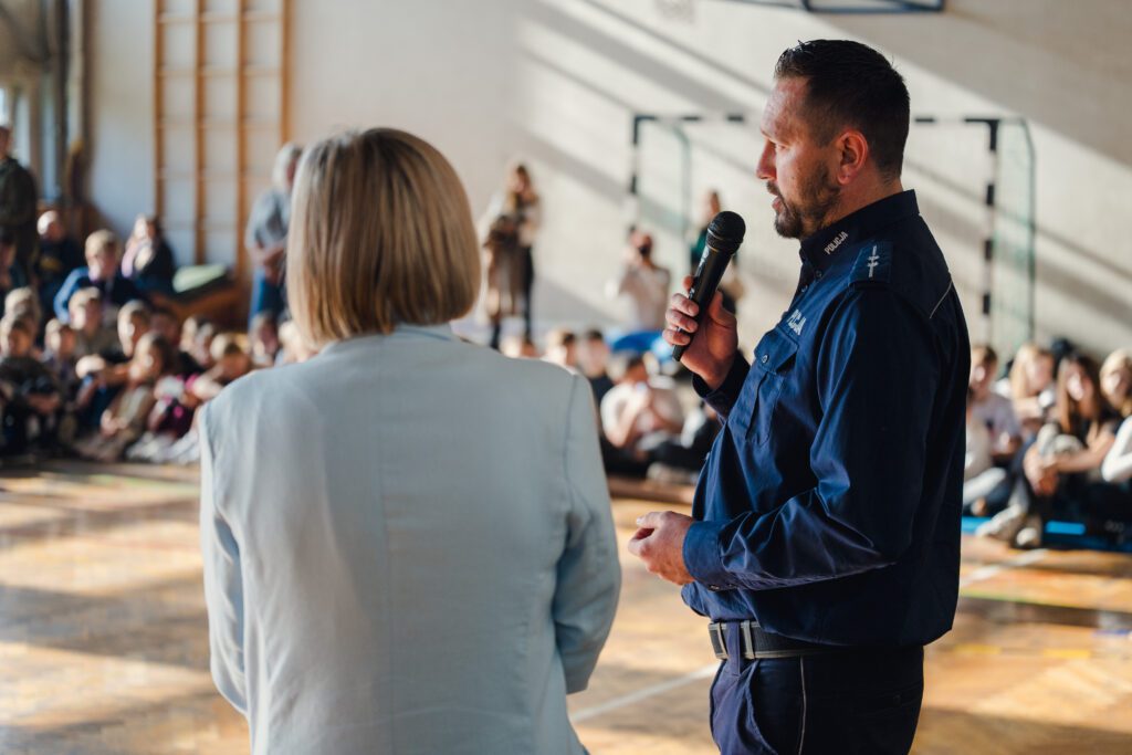 asp. Arkadiusz Lasyk podczas prelekcji o reagowaniu na hejt