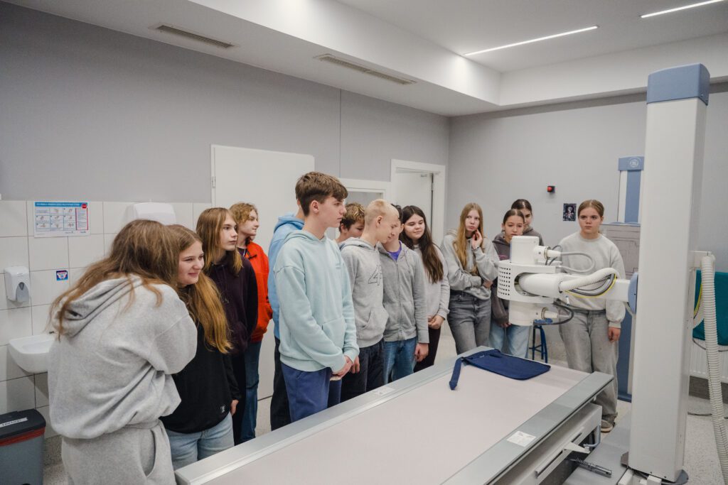 Uczniowie Akademii Przedsiębiorczości w Szpitalu Nefrolux – lekcja o medycynie i zarządzaniu