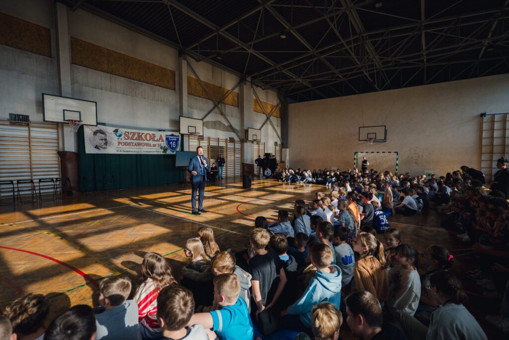 Prezydent Rafał Piech rozmawia z młodzieżą