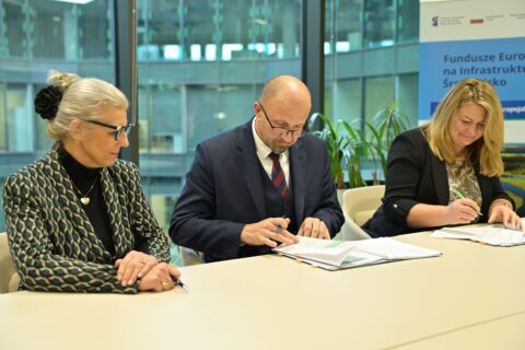 Popisanie umowy od lewej: Katarzyna Chrapek-Rogowska, Skarbnik Miasta Siemianowice Śląskie, zastępca prezesa zarządu Robert Gajda i Beata Gałecka, Drugi Zastępca Prezydenta Miasta Siemianowice Śląskie