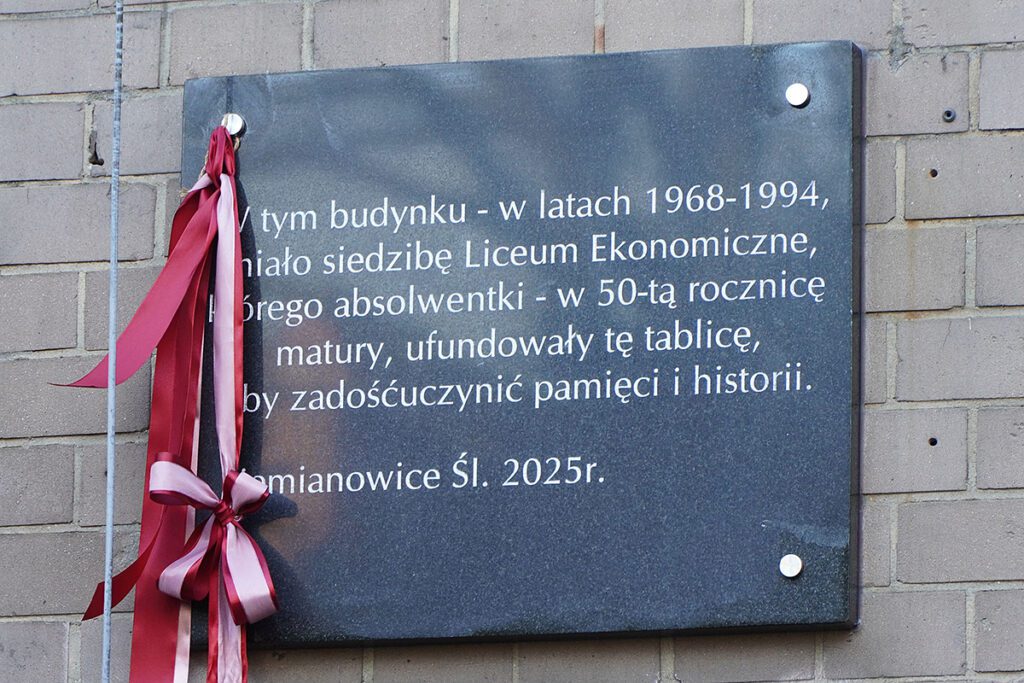 Tablica pamiątkowa związana siemianowickim Liceum Ekonomicznym.