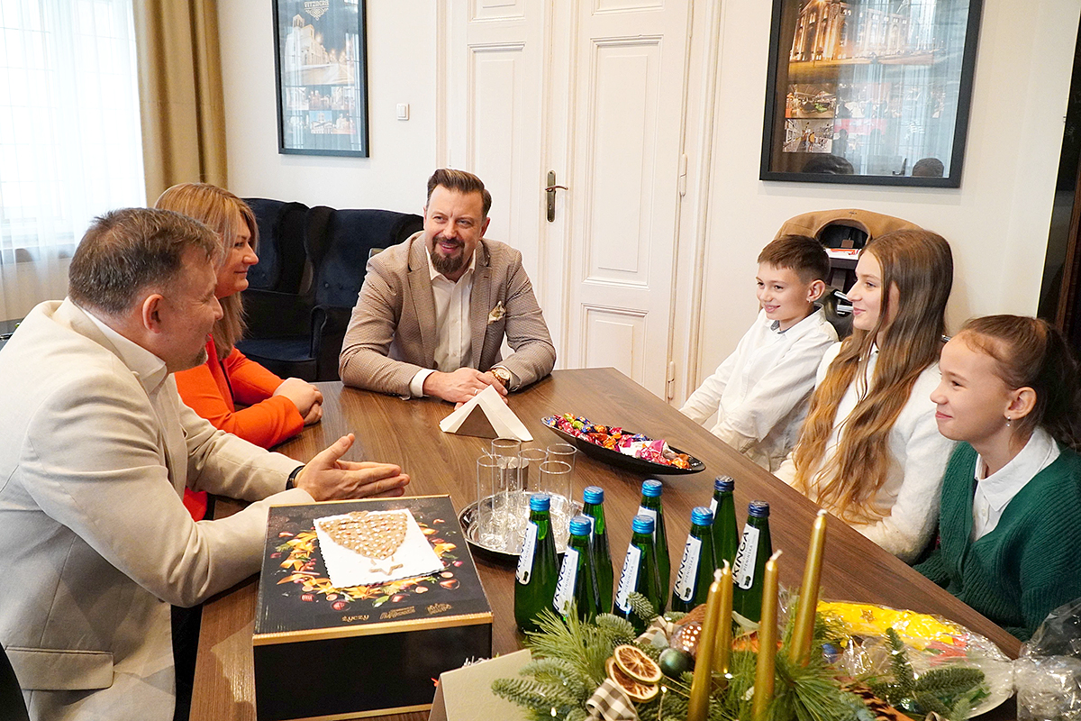 Uczniowie z SP5 z życzeniami u prezydenta miasta