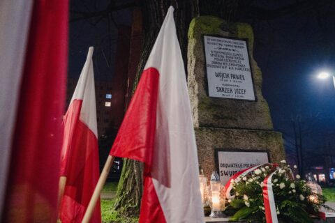 Biało-czerwone flagi przy Pomniku Józefa Skrzeka i Pawła Wójcika na Bytkowie.