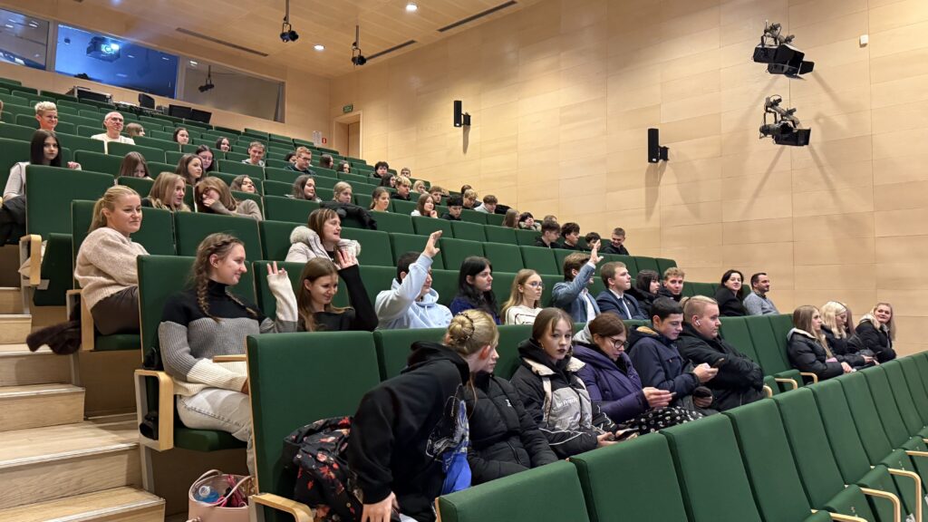 Młodzież podczas warsztatów w SCK  Parku Tradycji