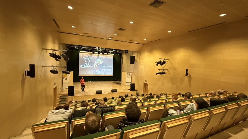 Młodzież podczas warsztatów w SCK  Parku Tradycji