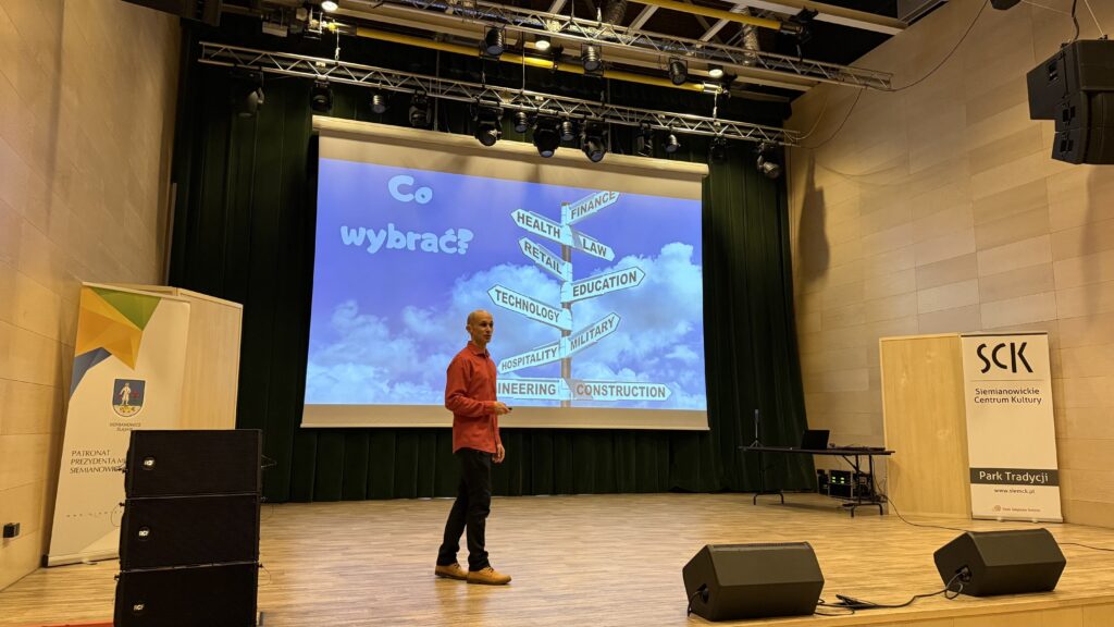 Michał Miodoński prowadzi warsztaty dla młodzieży